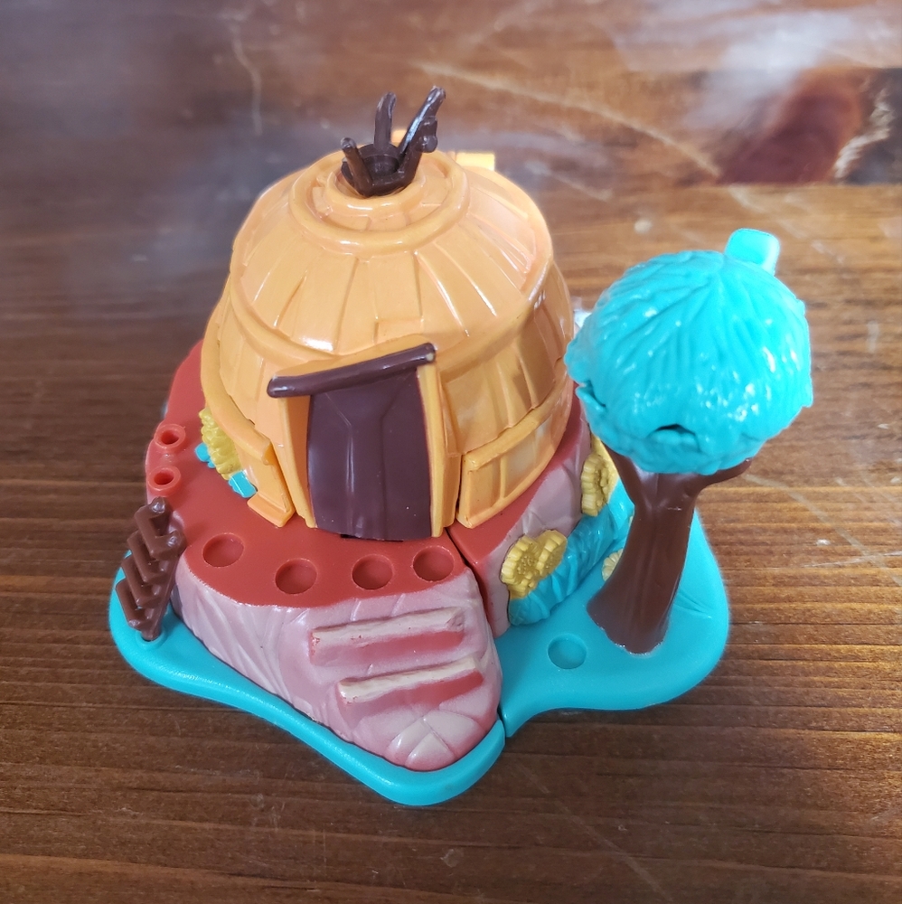 Vintage 1995 Bluebird Polly Pocket Disney Pocahontas Powhatan Home Playset